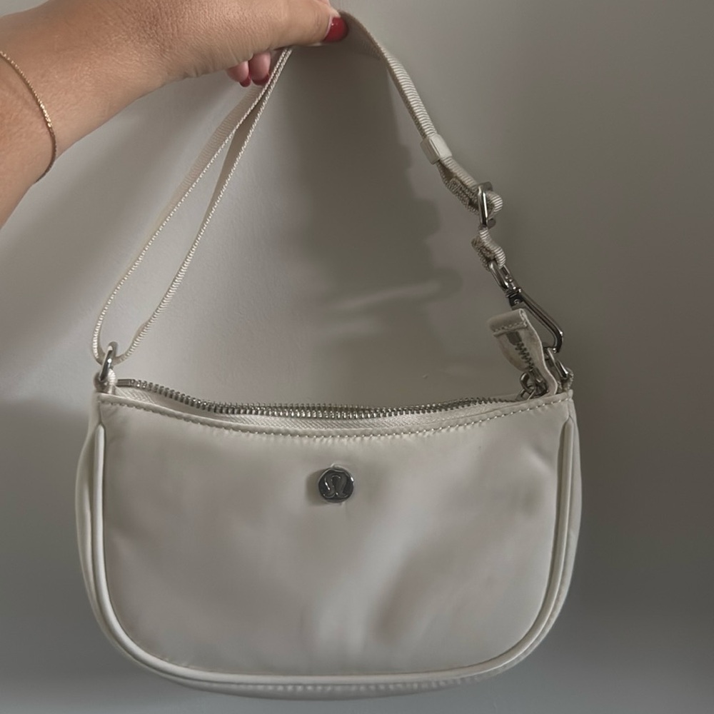 City Essentials Mini Shoulder Bag 1L